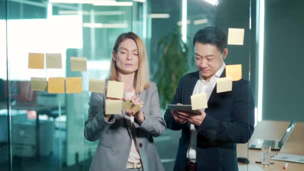 Командна Зустріч Офісі Два Щасливих Колеги Бізнес Азії Пишуть Пошті — стокове відео