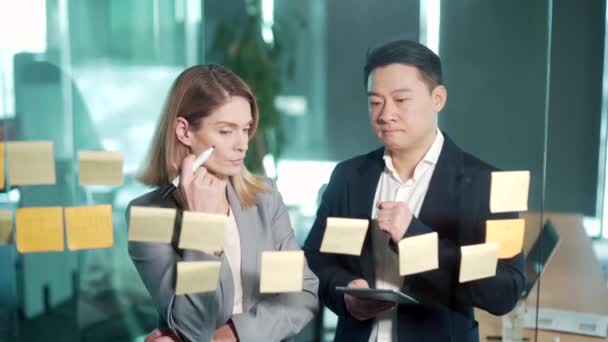 Starta Och Genomföra Ett Småföretagsprojekt Asiatisk Affärsman Diskuterar Med Affärskvinna — Stockvideo