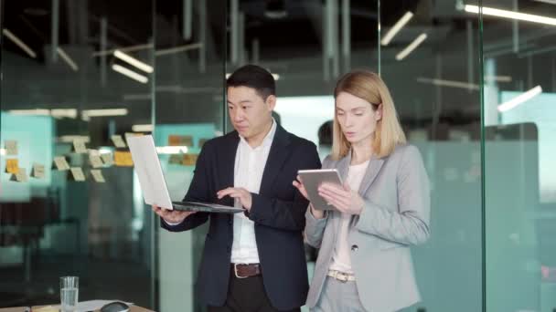 Groupe Gens Affaires Tiennent Dans Couloir Discutent Des Problèmes Dans — Video