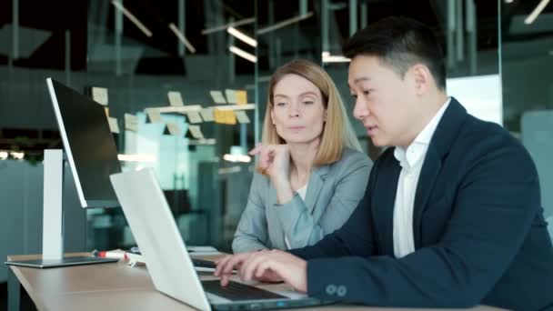 Compañeros Trabajo Felices Discutir Estrategia Del Proyecto Mirando Apuntando Pantalla — Vídeos de Stock