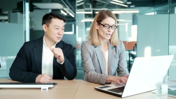 Compañeros Trabajo Felices Discutir Estrategia Del Proyecto Mirando Apuntando Pantalla — Vídeos de Stock