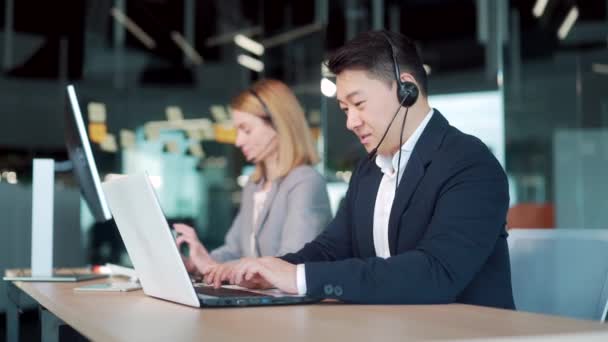 Call Center Medewerker Hulp Bieden Aan Klant Afstand Aziatische Mannelijke — Stockvideo