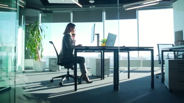 Silueta Una Mujer Negocios Sentada Trabajando Escritorio Computadora Una Moderna — Vídeo de stock