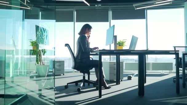 Silueta Una Mujer Negocios Sentada Trabajando Escritorio Computadora Una Moderna — Vídeo de stock