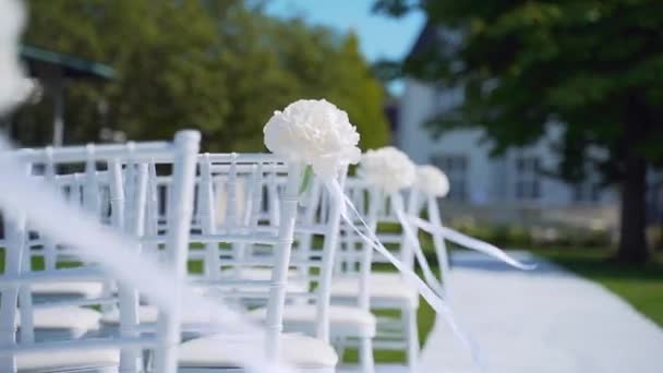Zamknij Drzwi Białe Krzesła Dla Gości Podczas Ceremonii Ślubnej Świeżym — Wideo stockowe