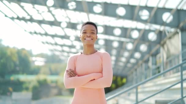 Πορτρέτο Χαμογελώντας Όμορφη Αφροαμερικανή Αθλήτρια Στέκεται Αστικό Στάδιο Της Πόλης — Αρχείο Βίντεο