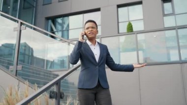 Ofisteki cep telefonuyla konuşan kızgın kötü kalpli kadın iş kadını ağlıyor. İş kadını bağırıyor. Akıllı telefondan sinirli, profesyonel bir konuşma. Sinirli çalışan işçilerin sorunları var.