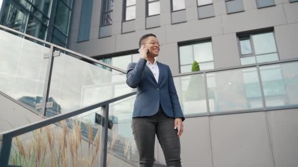 Lycklig Afrikansk Amerikansk Kvinna Anställd Entreprenör Stående Stadsgata Nära Ett — Stockvideo