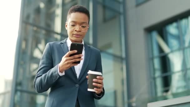 Бізнес Чорна Жінка Йде Міській Вулиці Мобільним Телефоном Чашкою Кави — стокове відео