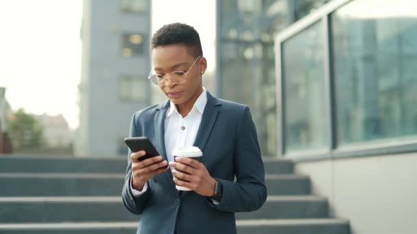 Pensée Confiante Entreprise Afro Américaine Utilise Téléphone Portable Smartphone Debout — Video
