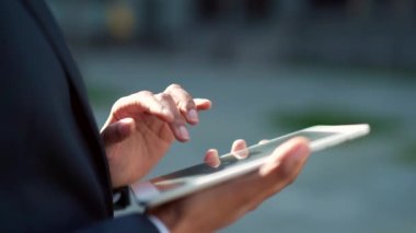 Afro-Amerikalı iş kadınlarının ellerini tablet kullanarak kapatın. Resmi takım elbiseli siyahi iş kadını internet gezici cihazına bakıyor. Mesaj yazıyordum. - Yakın çekim. Dışarıda dışarıda. ofis arkaplanı