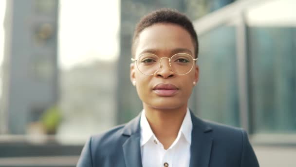 Портрет Уверенно Серьезный Африканский Американский Бизнес Женщина Стоящая Городской Офисный — стоковое видео