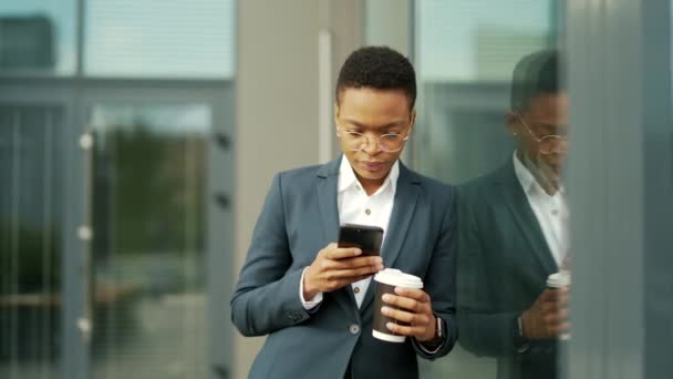 Myśląc Pewny Biznesu Afroamerykanka Używa Smartfona Komórkowego Stojącego Pobliżu Nowoczesnego — Wideo stockowe