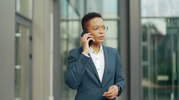 Серйозна Афроамериканська Бізнес Леді Розмовляє Мобільному Телефону Чорношкіра Жінка Підприємець — стокове відео