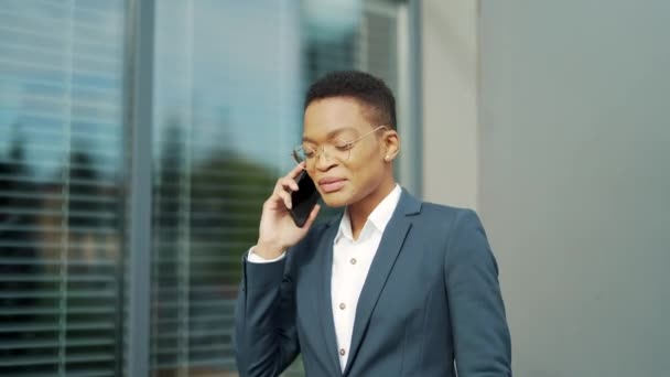 Mujer Afroamericana Feliz Empleada Empresaria Pie Una Calle Ciudad Cerca — Vídeo de stock