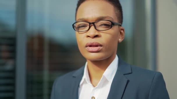 Πορτρέτο Της Αυτοπεποίθηση Σοβαρή Αφροαμερικανή Επιχειρηματίας Στέκεται Χέρια Σταυρωμένα Κοιτάζοντας — Αρχείο Βίντεο