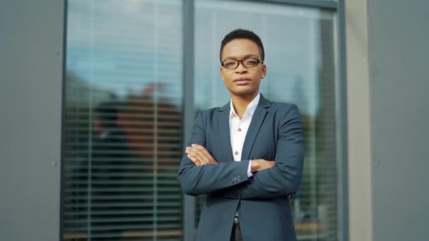 Πορτρέτο Της Αυτοπεποίθηση Σοβαρή Αφροαμερικανή Επιχειρηματίας Στέκεται Χέρια Σταυρωμένα Κοιτάζοντας — Αρχείο Βίντεο