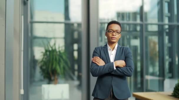 Πορτρέτο Αυτοπεποίθηση Σοβαρή Ανεξάρτητη Αφροαμερικανή Επιχειρηματίας Που Κοιτάζει Κάμερα Στο — Αρχείο Βίντεο