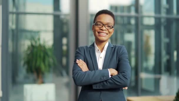 Retrato Feliz Mujer Negocios Afroamericana Sonriendo Mirando Cámara Oficina Moderna — Vídeos de Stock