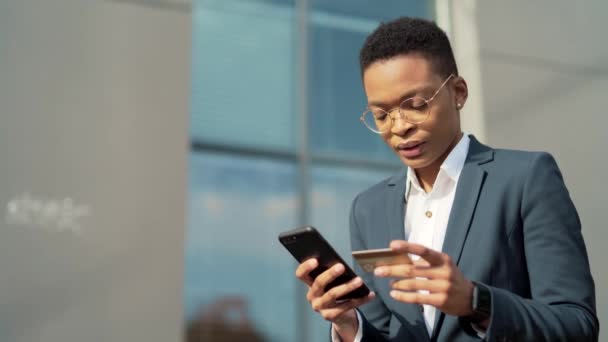 Афроамериканская Бизнес Леди Совершает Покупки Платежи Помощью Смартфона Мобильного Телефона — стоковое видео