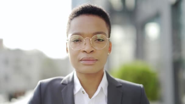 Portrét Sebevědomá Vážná Africká Americká Podnikatelka Stojící Městském Kancelářském Centru — Stock video