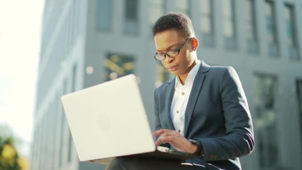 Junge Afroamerikanische Unternehmerin Sitzt Auf Bank Und Arbeitet Mit Laptop — Stockvideo