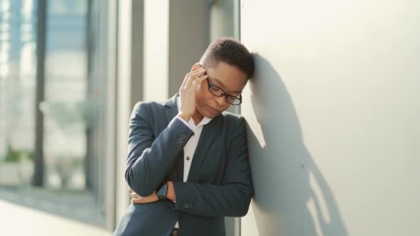 Afroamerikansk Affärskvinna Med Depressionsproblem Står Nära Kontoret Svart Kvinnlig Arbetstagare — Stockvideo