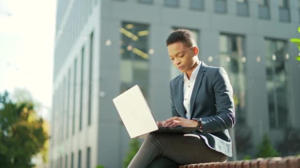 Молода Афроамериканська Бізнес Жінка Фрілансер Сидить Лавці Працює Ноутбуком Міському — стокове відео