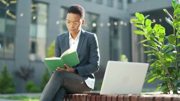 Afroameričanka Zapisuje Cíle Aby Mohla Pracovat Někde Notebooku Pomocí Notebooku — Stock video