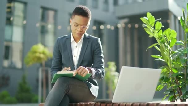 Jeune Étudiante Afro Américaine Affaires Assise Dans Parc Ville Sur — Video