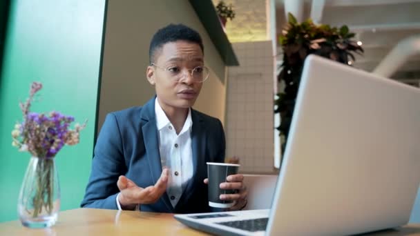 Afroamerikansk Kvinna Håller Ett Online Möte Använder Bärbar Dator För — Stockvideo