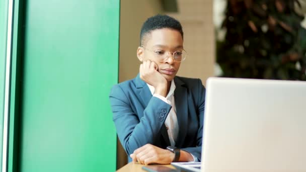 Junge Afroamerikanerin Arbeitet Einem Café Ihrem Laptop Porträt Einer Konzentrierten — Stockvideo