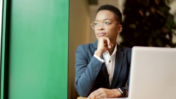 Egy Fiatal Afro Amerikai Lány Dolgozik Laptopján Egy Kávézóban Koncentrált — Stock videók