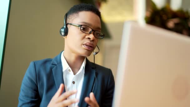 Ernsthafte Afroamerikanerin Benutzt Ein Headset Für Einen Videoanruf Arbeitet Einem — Stockvideo