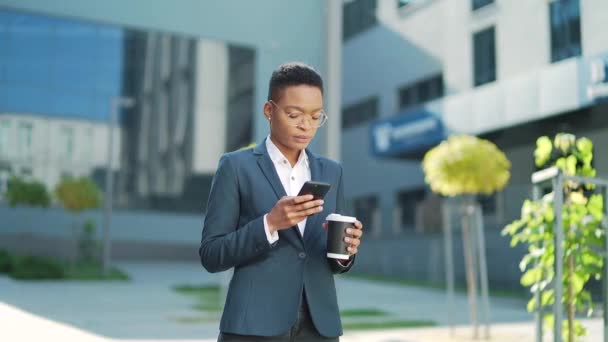 Успішна Молода Впевнена Бізнес Леді Рухається Мобільним Телефоном Руках Фоні — стокове відео