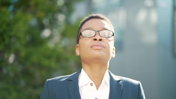 Υπάλληλος Γραφείου Αφρο Αμερικανική Γυναίκα Απολαμβάνει Αναπνέει Καθαρό Αέρα Εξωτερικούς — Αρχείο Βίντεο