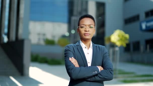 Portret Pewnej Siebie Poważnej Afrykańskiej Biznesmenki Stojącej Skrzyżowanymi Rękami Patrzącej — Wideo stockowe