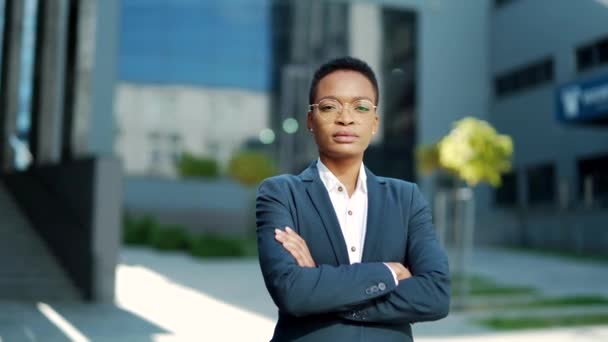 Portret Van Een Zelfverzekerde Afro Amerikaanse Zakenvrouw Met Gekruiste Armen — Stockvideo