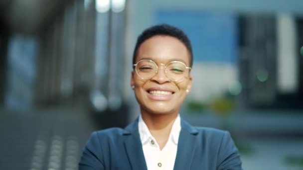 Retrato Mulher Negócios Afro Americana Feliz Sorrindo Olhando Para Câmera — Vídeo de Stock