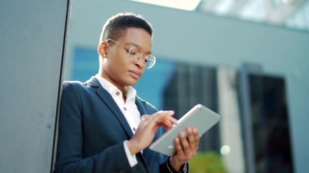 Mujer Negocios Afroamericana Traje Negocios Pie Trabajando Con Tableta Fondo — Vídeos de Stock