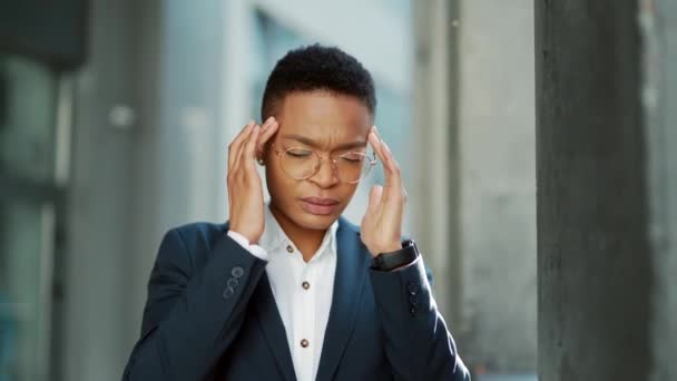 Młoda Afrykańska Pracownica Biurowa Doświadczająca Silnego Bólu Głowy Zawrotów Głowy — Wideo stockowe