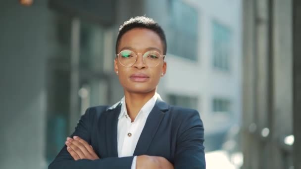 Portrait Une Femme Affaires Afro Américaine Sérieuse Confiante Les Bras — Video
