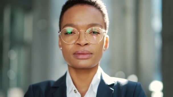 Portrait Rapproché Une Femme Affaires Afro Américaine Sérieuse Confiante Regardant — Video