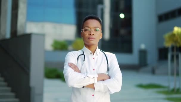 Retrato Una Mujer Afroamericana Seria Médico Médico Profesional Mirando Cámara — Vídeos de Stock