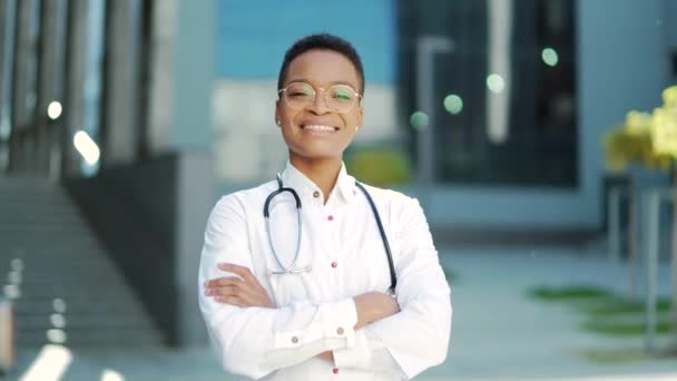 Nahaufnahme Porträt Lächelnden Afroamerikanischen Arzt Blick Die Kamera Mit Verschränkten — Stockvideo
