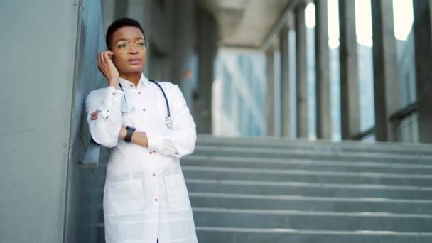 Виснажені Стресові Афро Американські Жінки Лікар Стоять Біля Лікарні Стомленого — стокове відео
