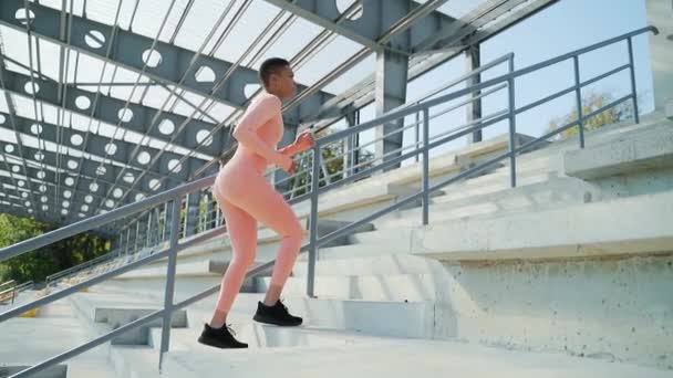 Atletická Afroameričanka Dělá Vytrvalostní Cvičení Zahřívání Pro Hubnutí Venku Černá — Stock video