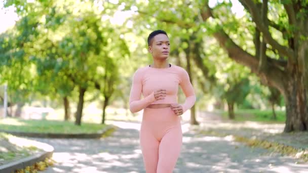 Mladá Africká Štíhlá Žena Běhá Ráno Městském Parku Růžovém Teplákovém — Stock video