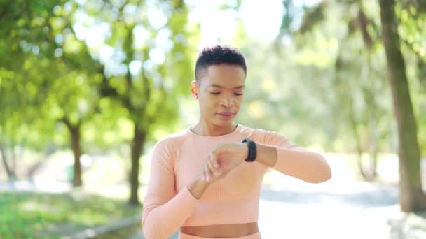 Sport Afro Amerikaanse Vrouw Zoek Naar Slim Horloge Moderne Track — Stockvideo