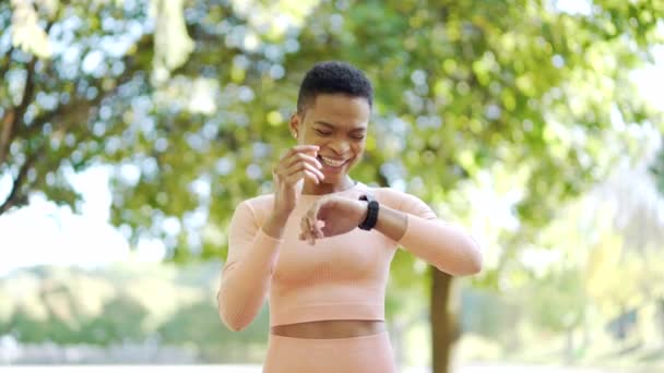 Spor Afrikalı Amerikalı Kadın Modern Pistte Akıllı Görünüyor Akıllı Spor — Stok video